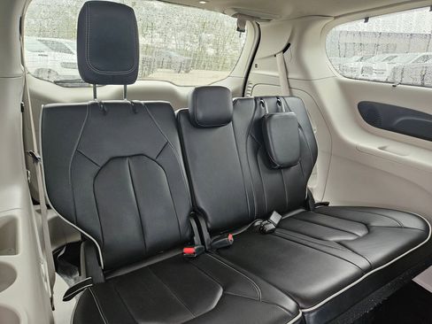 Used 2024 Chrysler Pacifica Limited image 25