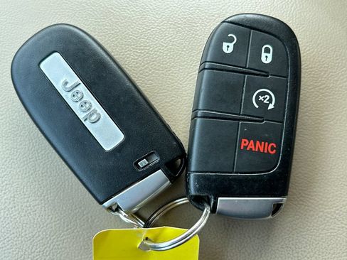 Used 2019 Jeep Grand Cherokee Laredo AWD/4WD image 39