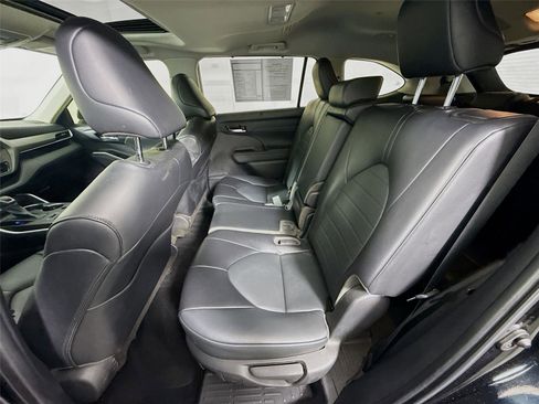 Used 2022 Toyota Highlander XLE image 15