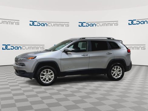 Used 2017 Jeep Cherokee Latitude AWD/4WD image 6