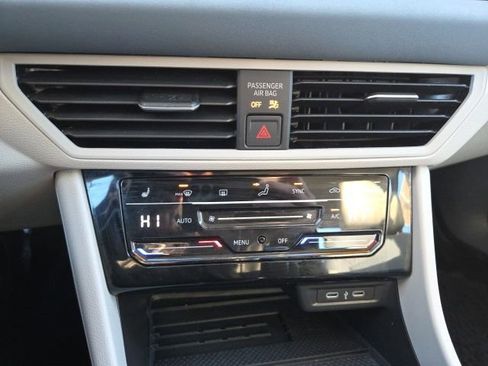 Used 2025 Volkswagen Jetta SE image 15