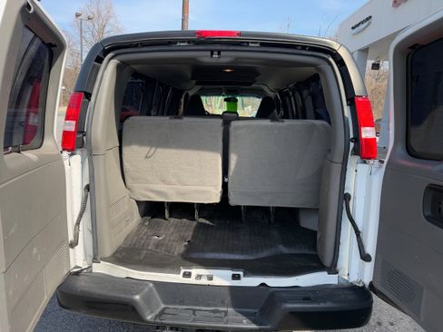 Used 2022 Chevrolet Express 3500 image 8