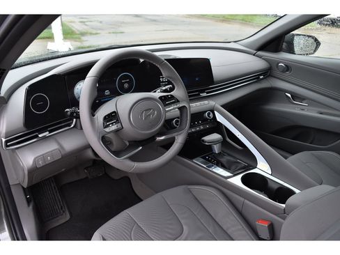 New 2025 Hyundai Elantra SEL image 11