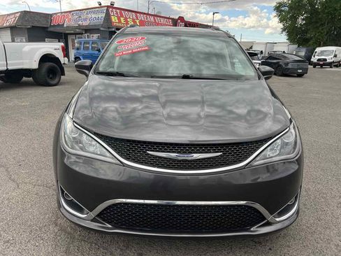 Used 2020 Chrysler Pacifica Touring-L FWD image 2