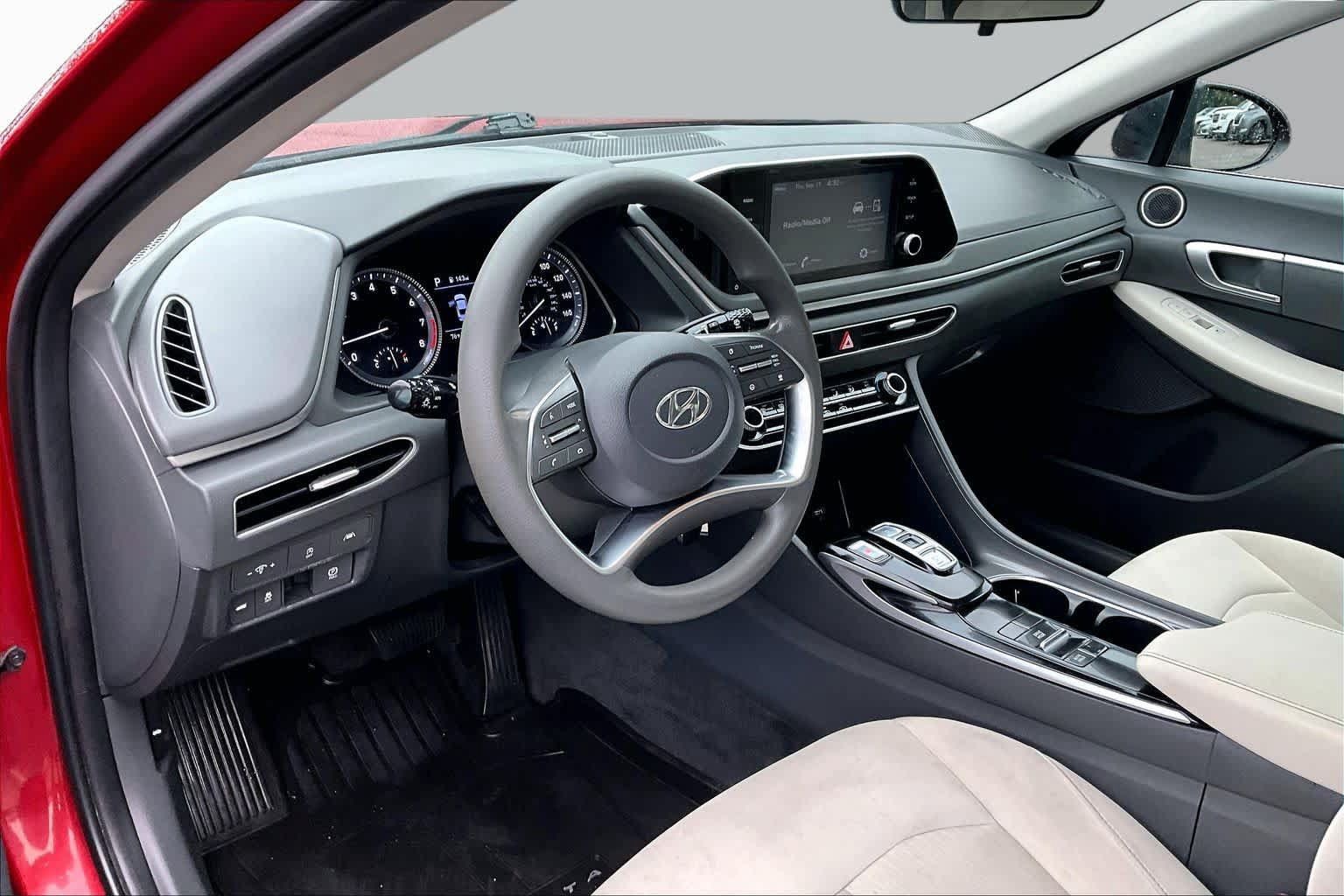 Used 2023 Hyundai Sonata SE w/ Preferred Accessory Package FWD image 16