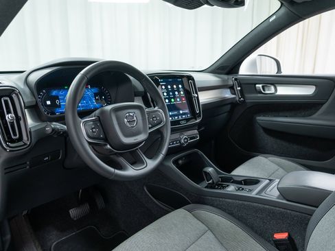 Certified 2025 Volvo XC40 B5 Core image 12