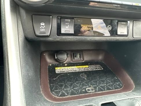 Used 2019 Toyota RAV4 Limited AWD/4WD image 25