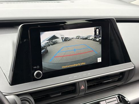 Used 2023 Toyota Prius LE FWD image 7