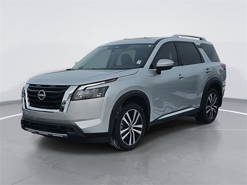 Used 2025 Nissan Pathfinder Platinum image 7