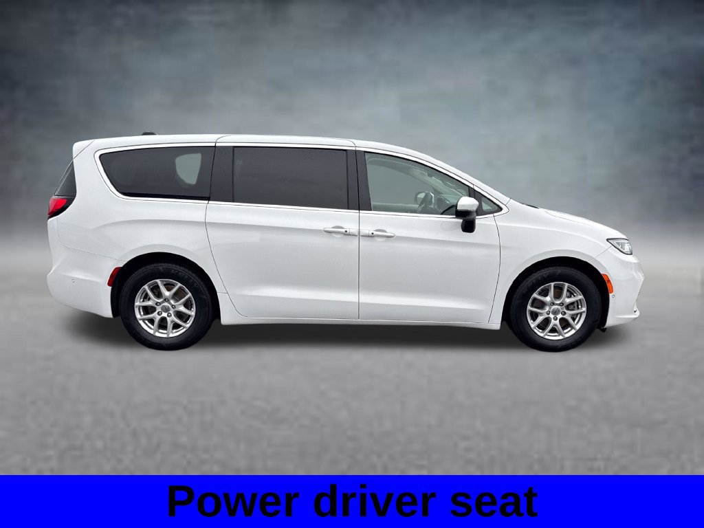 Used 2023 Chrysler Pacifica Touring-L FWD image 5