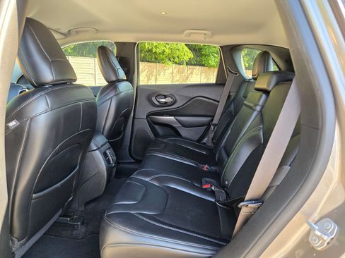 Used 2019 Jeep Cherokee Latitude Plus FWD image 14