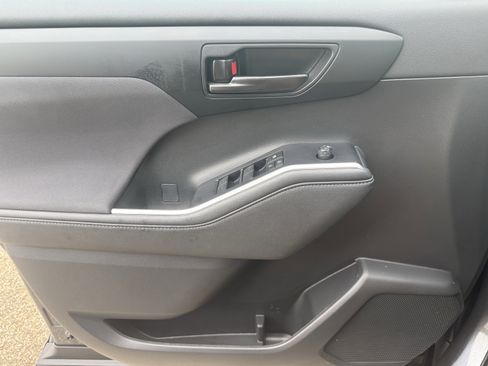 Used 2023 Toyota Highlander L image 9