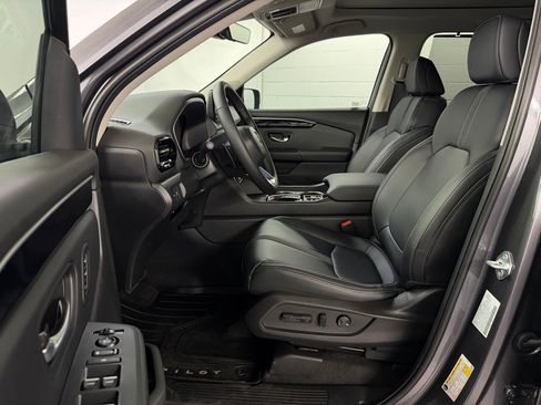 New 2025 Honda Pilot Touring image 5