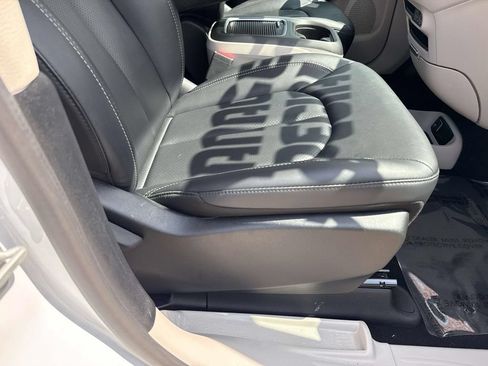 Used 2024 Chrysler Pacifica Touring-L FWD image 12