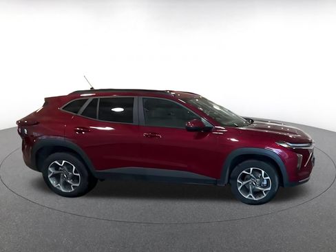 Used 2025 Chevrolet Trax LT FWD image 15