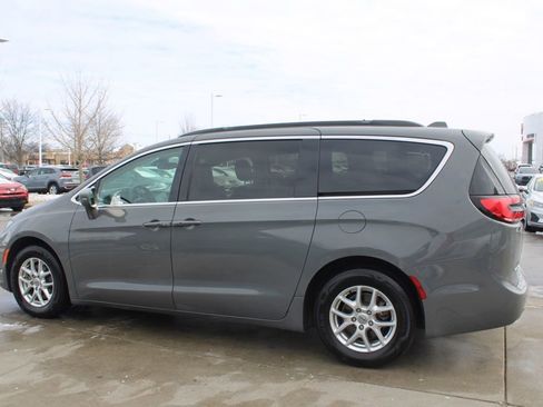 Used 2022 Chrysler Pacifica Touring-L image 4