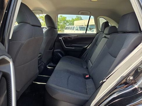 Used 2022 Toyota RAV4 LE AWD/4WD image 12