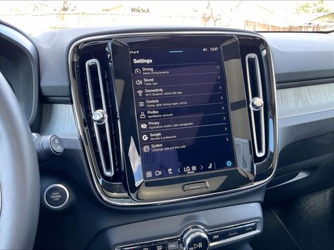 Used 2025 Volvo XC40 B5 Plus image 35