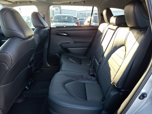 Used 2023 Toyota Highlander XLE image 10