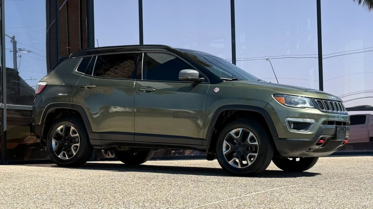 Used 2017 Jeep Compass Trailhawk AWD/4WD image 16