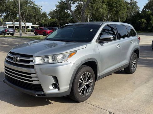 Used 2019 Toyota Highlander LE FWD image 2