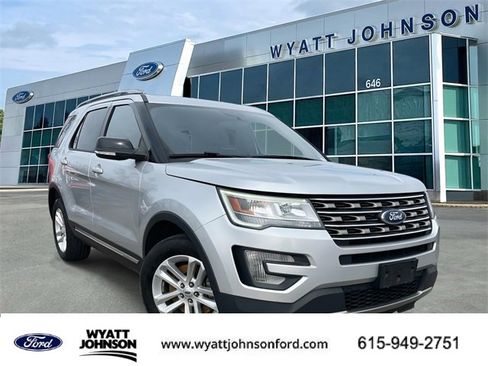 Used 2017 Ford Explorer XLT image 1