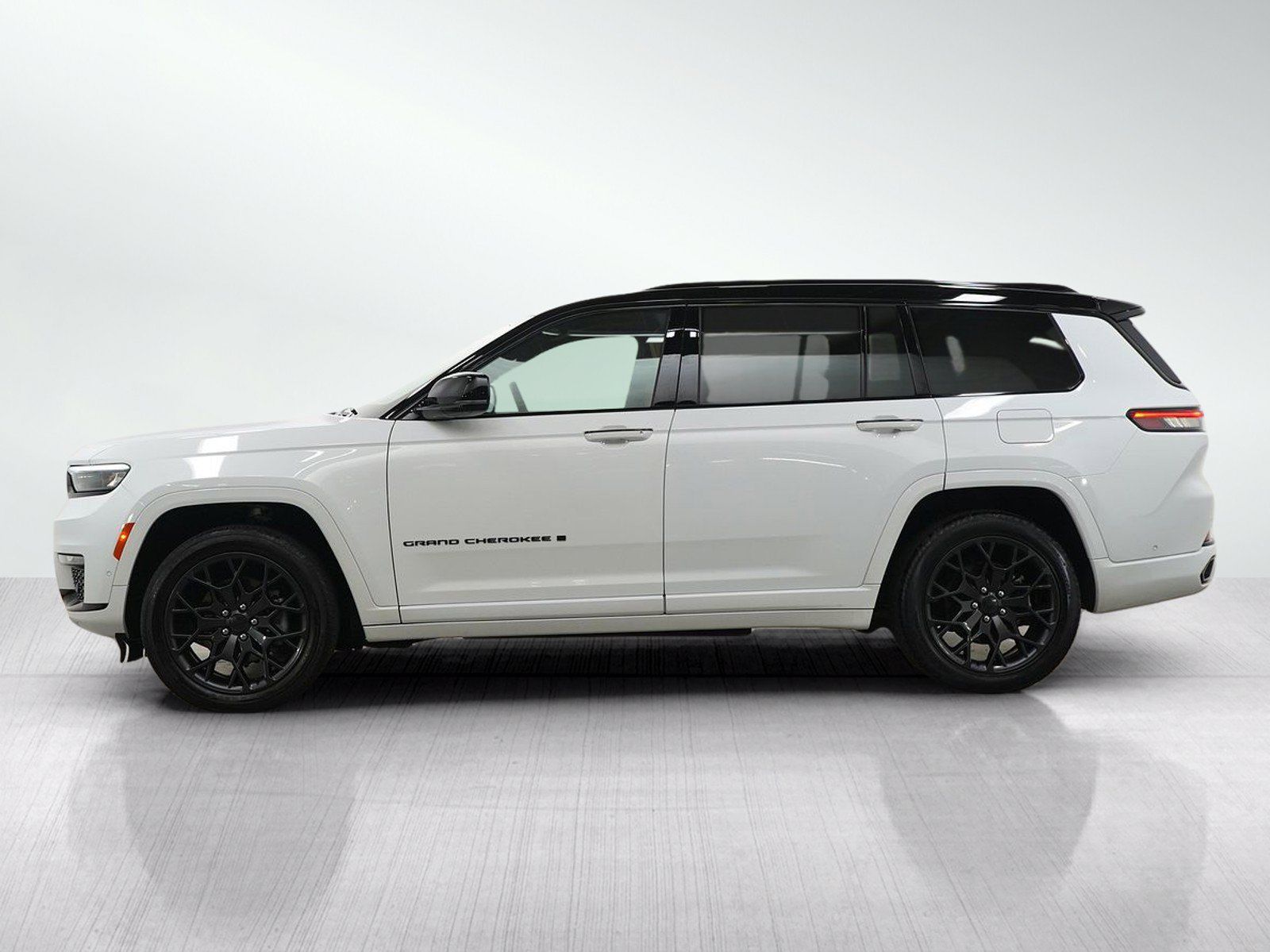 Used 2025 Jeep Grand Cherokee L Summit AWD/4WD image 2