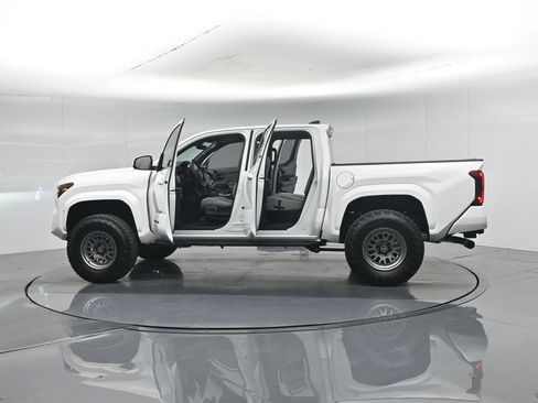 Used 2025 Toyota Tacoma SR5 AWD/4WD image 36