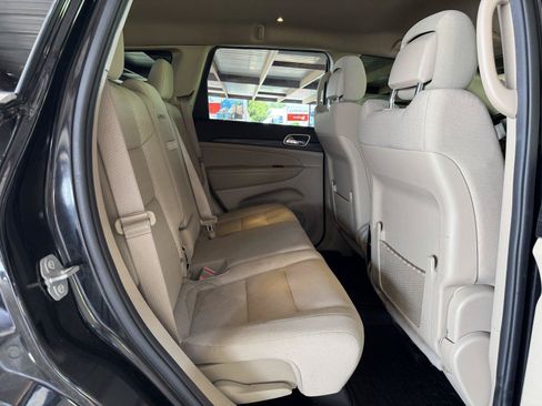 Used 2019 Jeep Grand Cherokee Laredo AWD/4WD image 37