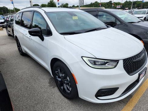 New 2026 Chrysler Pacifica Limited w/ S Appearance Package image 1