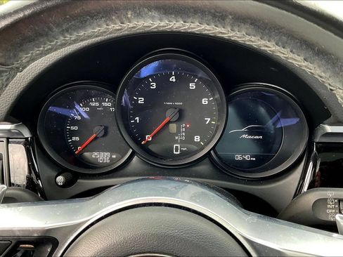 Used 2020 Porsche Macan AWD/4WD image 13