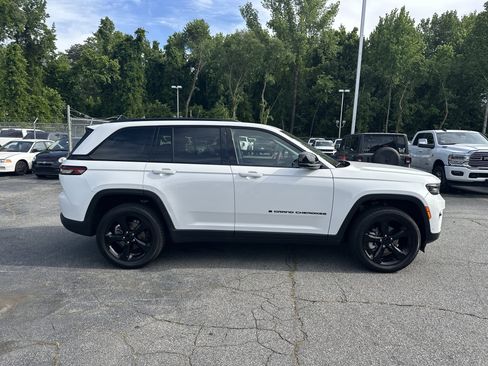 Used 2023 Jeep Grand Cherokee Limited w/ Luxury Tech Group II RWD image 10