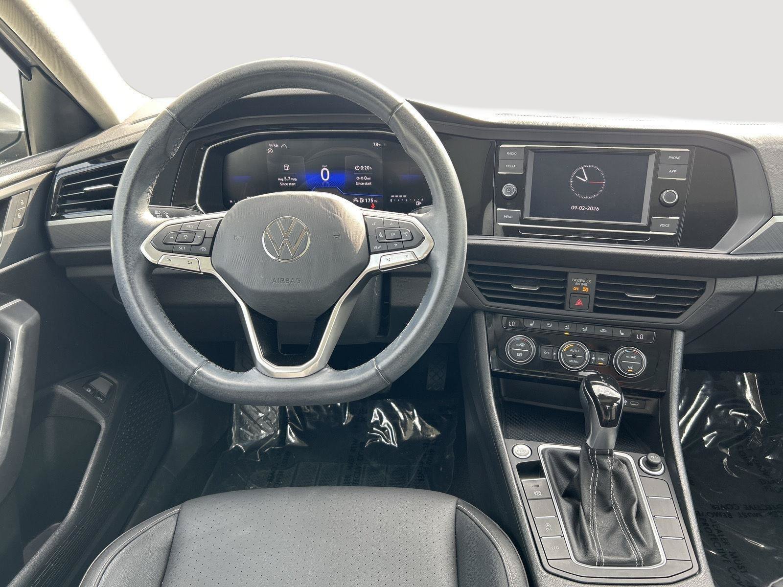 Used 2024 Volkswagen Jetta SE w/ Panoramic Sunroof Package FWD image 15