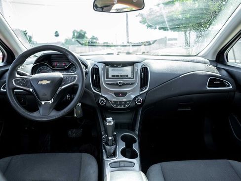 Used 2017 Chevrolet Cruze LT FWD image 16