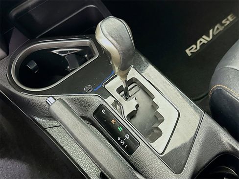 Used 2018 Toyota RAV4 SE image 32