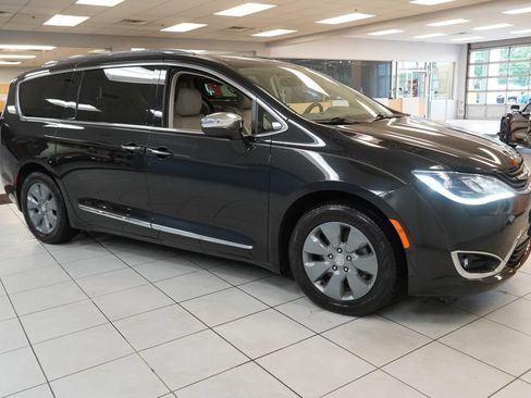 Used 2018 Chrysler Pacifica Limited w/ Advanced Safetytec Group FWD image 14