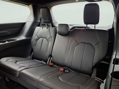 New 2026 Chrysler Pacifica Select image 9