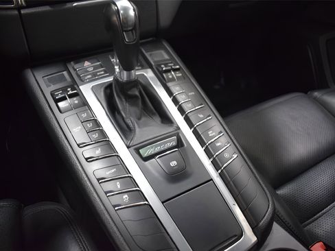 Used 2017 Porsche Macan Turbo AWD/4WD image 16