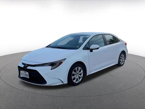 Used 2025 Toyota Corolla LE image 7