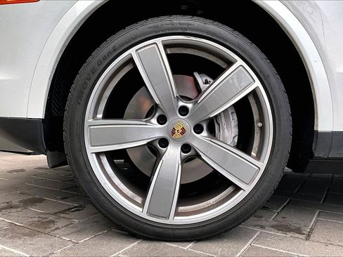 Used 2023 Porsche Cayenne Platinum Edition image 9