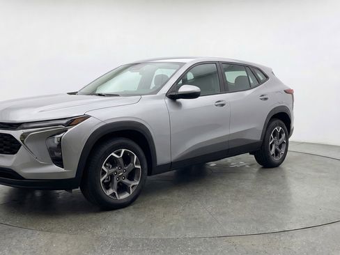 Used 2025 Chevrolet Trax LT image 3