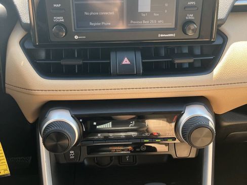 Used 2021 Toyota RAV4 LE FWD image 13