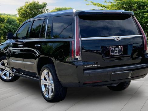 Used 2018 Cadillac Escalade Platinum AWD/4WD image 4