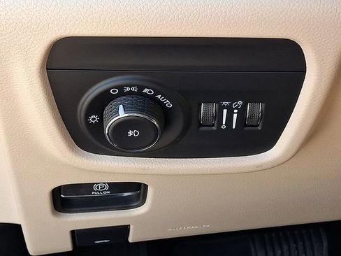 Used 2023 Jeep Grand Cherokee L Limited w/ Luxury Tech Group II image 25