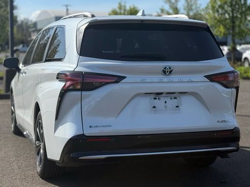 Used 2025 Toyota Sienna Platinum image 3