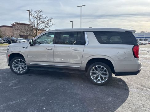 Used 2021 GMC Yukon XL SLT w/ SLT Premium Package image 13