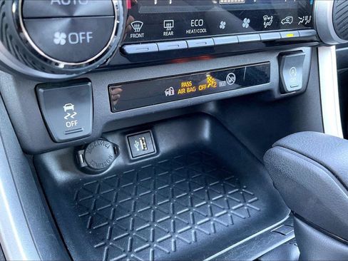 Used 2025 Toyota RAV4 XLE AWD/4WD image 35