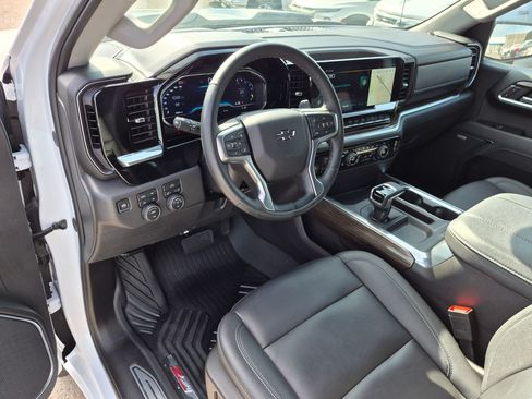 Used 2025 Chevrolet Silverado 1500 LT Trail Boss w/ Convenience Package II AWD/4WD image 14