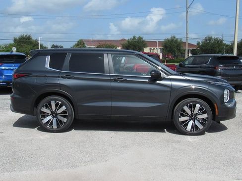 New 2025 Mitsubishi Outlander SE image 2