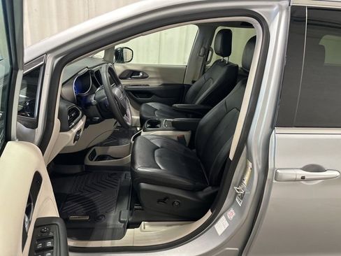 Used 2024 Chrysler Pacifica Touring-L image 6
